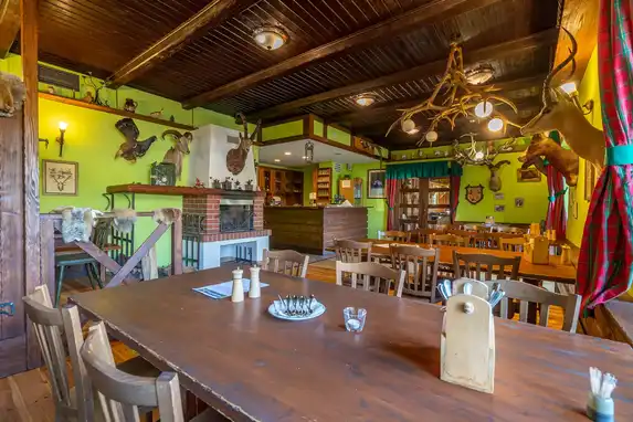 Obsluha restaurace Myslivna